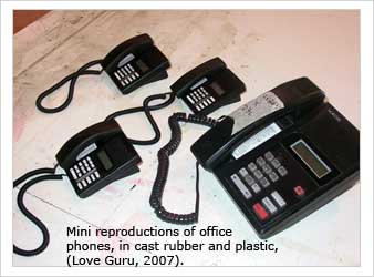 Mini reproductions of office phones, in cast rubber and plastic, (Love Guru, 2007). 